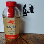 Mobil Oil MobilMix Glasflasche Benzin Zusatz Pegasus Dosierer
